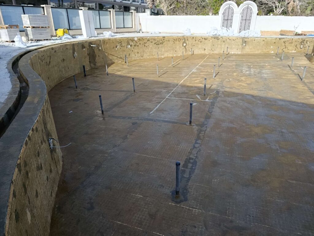 Havuz izolasyon kaplaması yüzey hazırlı yalıtımcı dayıdan yer KKTC Girne.